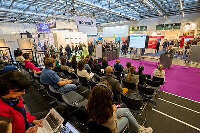 Vortrag im Bereich der Arena Vortrag im Bereich der Arena