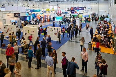 Aussteller und Besucher im Messebereich Aussteller und Besucher im Messebereich