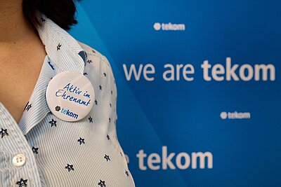 Ehrenamtliche Mitarbeiterin vor der Fotowand Ehrenamtliche Mitarbeiterin vor der Fotowand