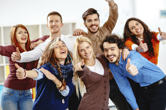 Vorteile für Studenten Sieben Studenten geben dem Bildbetrachter ein strahlendes Thumps-up